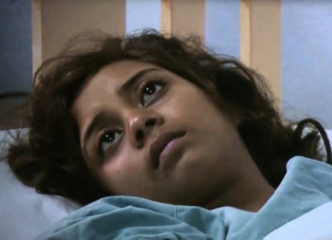 Nuria Ib��ez (La cuerda floja, 2009) construye  un retrato demoledor del sistema nacional de salud mental, de las  familias de la clase baja mexicana ?la que sobrevive casi exclusivamente  de los beneficios de asistencia social subsidiados por el gobierno?, a  trav�s del documental El cuarto desnudo. La c�mara de la  realizadora escruta sin condescendencias los casos de cientos de ni�os,  ni�as y adolescentes con desequilibrios mentales y emocionales que son  conducidos por sus padres al hospital psiqui�trico infantil Juan N.  Navarro del Distrito Federal tras intentos de suicidio o por conductas  violentas contra otras personas. Un consultorio del sanatorio sirve de  locaci�n para conocer las tr�gicas confesiones de los infantes tras los  cuestionamientos del m�dico en turno. Los rostros y las miradas  endurecidas de los peque�os, sus relatos revelan un entorno hostil,  depresi�n, falta de atenci�n familiar que se acent�a en esa habitaci�n  sin ventanas, claustrof�bica, que sirve de antesala del encierro y el  trato que les espera en esa cl�nica donde sus progenitores los abandonan  a su suerte.  - ENFILME.COM