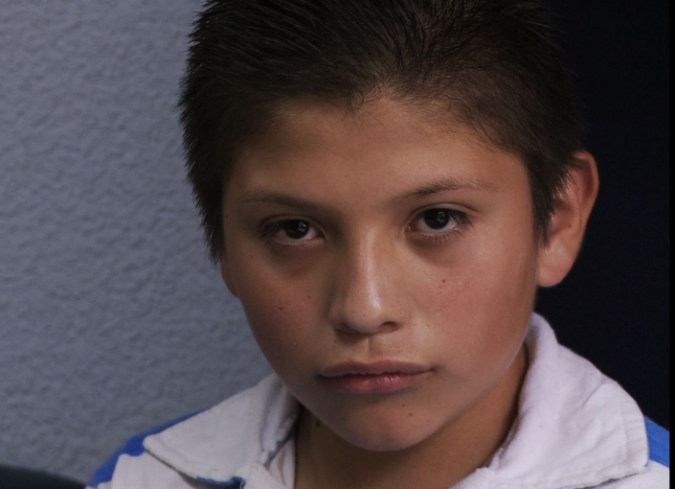 Nuria Ib��ez (La cuerda floja, 2009) construye  un retrato demoledor del sistema nacional de salud mental, de las  familias de la clase baja mexicana ?la que sobrevive casi exclusivamente  de los beneficios de asistencia social subsidiados por el gobierno?, a  trav�s del documental El cuarto desnudo. La c�mara de la  realizadora escruta sin condescendencias los casos de cientos de ni�os,  ni�as y adolescentes con desequilibrios mentales y emocionales que son  conducidos por sus padres al hospital psiqui�trico infantil Juan N.  Navarro del Distrito Federal tras intentos de suicidio o por conductas  violentas contra otras personas. Un consultorio del sanatorio sirve de  locaci�n para conocer las tr�gicas confesiones de los infantes tras los  cuestionamientos del m�dico en turno. Los rostros y las miradas  endurecidas de los peque�os, sus relatos revelan un entorno hostil,  depresi�n, falta de atenci�n familiar que se acent�a en esa habitaci�n  sin ventanas, claustrof�bica, que sirve de antesala del encierro y el  trato que les espera en esa cl�nica donde sus progenitores los abandonan  a su suerte.  - ENFILME.COM