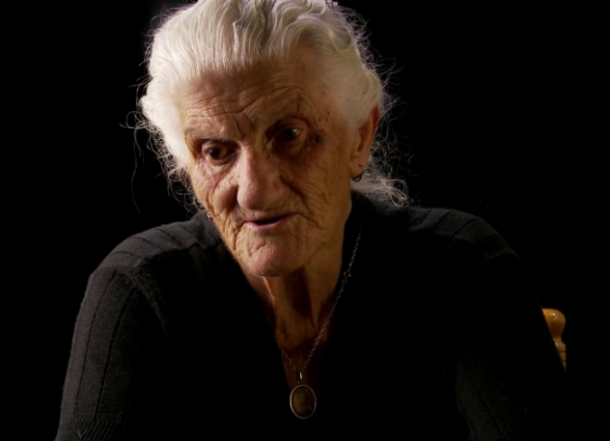 Almudena Carracedo�y�Robert Bahar�hacen evidente el clamor de justicia que viene de una sociedad obligada a perdonar cr�menes atroces. La lucha de Mar�a Mart�n, Jos� Galante y Carlos Slepoy, entre otros, no se sostiene a partir de la venganza, s�lo se pide el reconocimiento de los hechos y la b�squeda por parte del gobierno de cuerpos que merecen una apropiada sepultura. Carracedo y Bahar siguen los procedimientos legales a los que se enfrentan las familias y, al mismo tiempo, ponen en evidencia la falta de conocimiento que la misma sociedad espa�ola tiene sobre el tema.  - ENFILME.COM