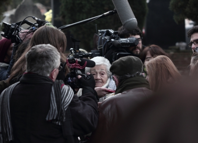 Almudena Carracedo�y�Robert Bahar�hacen evidente el clamor de justicia que viene de una sociedad obligada a perdonar cr�menes atroces. La lucha de Mar�a Mart�n, Jos� Galante y Carlos Slepoy, entre otros, no se sostiene a partir de la venganza, s�lo se pide el reconocimiento de los hechos y la b�squeda por parte del gobierno de cuerpos que merecen una apropiada sepultura. Carracedo y Bahar siguen los procedimientos legales a los que se enfrentan las familias y, al mismo tiempo, ponen en evidencia la falta de conocimiento que la misma sociedad espa�ola tiene sobre el tema.  - ENFILME.COM