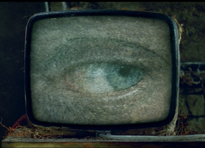Extn.21�(2003), cortometraje de 9 minutos dirigido por la cineasta y artista multidisciplinaria brit�nica,�Lizzie Oxby, es una notable combinaci�n de diversas t�cnicas, incluyendo la animaci�n stop-motion, la actuaci�n en acci�n real (la cabeza del actor es manipulada como si fuera un t�tere) y efectos digitales, para crear una sombr�a fantas�a dist�pica y un mundo posindustrial v�vidamente espeluznante de tecnolog�a impersonal y surrealismo desconcertante.  - ENFILME.COM