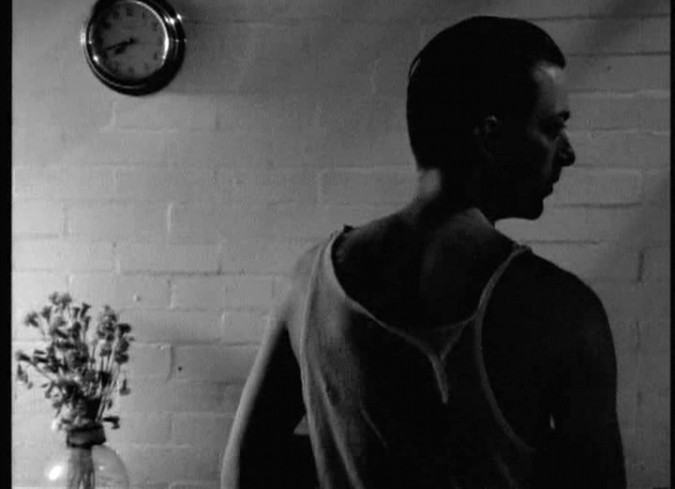 Doodlebug es el primer cortometraje escrito y dirigido por Christopher Nolan. Desprovisto de di�logos y rodado en su totalidad en blanco y negro. El relato de corte surrealista sigue a un personaje dominado por un pensamiento autodestructivo.  - ENFILME.COM