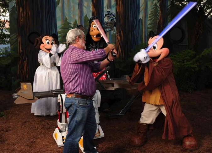 Nadie ha logrado lo que Lucas, ni siquiera�Spielberg�con todos sus blockbusters de acci�n y aventura, tal vez solo con�E.T., pero no al grado de tal devoci�n y ferviente admiraci�n.  - ENFILME.COM
