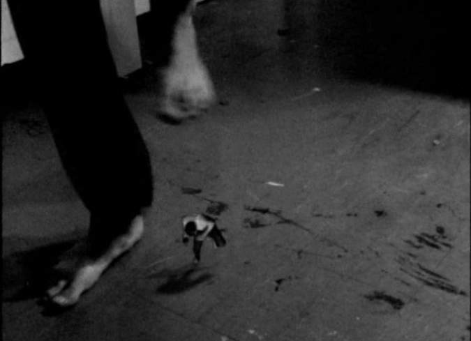 Doodlebug es el primer cortometraje escrito y dirigido por Christopher Nolan. Desprovisto de di�logos y rodado en su totalidad en blanco y negro. El relato de corte surrealista sigue a un personaje dominado por un pensamiento autodestructivo.  - ENFILME.COM