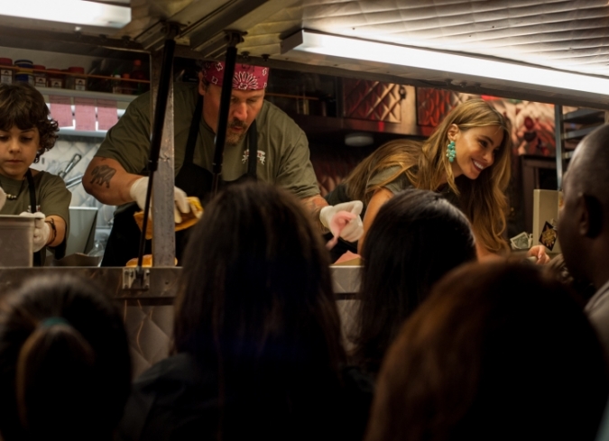 Despu�s de la fallida Cowboys & Aliens (2011), Jon Favreu escribe, dirige, produce y protagoniza, Chef a domicilio, una comedia rom�ntica que cuenta con un reparto multiestelar con breves apariciones: Sof�a Vergara, Scarlett Johansson, John Leguizamo, Dustin Hoffman, y Robert Downey Jr.  Favreu se enfunda en el traje de Carl Casper, un chef derrotado y  divorciado que busca encontrarle sentido a su vida, despu�s de perder su  trabajo en un restaurante tras una mala cr�tica que lo conduce a una  crisis p�blica. A pesar de su precaria situaci�n profesional y familiar,  Casper decide comenzar desde cero y redescubrir su pasi�n por la  comida. Alentado por Inez, su exesposa (Vergara), Carl viaja con ella y  su hijo de 10 a�os (Emjay Anthony) a Miami, y all�, el exmarido de Inez  (Robert Downey Jr.), una especie de empresario loco, se apiada de Carl y  le ofrece un viejo y destartalado cami�n de comida ambulante. De esa  manera, Carl se embarca en una odisea a lo largo del pa�s en un esfuerzo  por redescubrir su creatividad y amor por la cocina en un momento en el  que ha perdido todo el prestigio que ten�a.  - ENFILME.COM