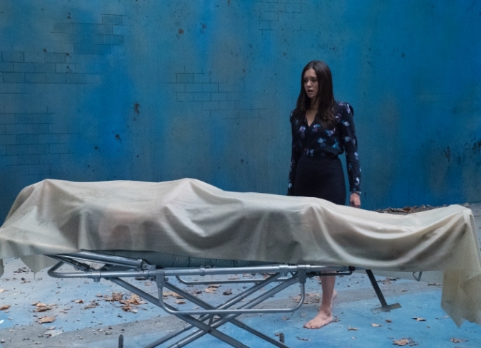 En el Hospital Trinity Emmanuel, los estudiantes de medicina Courtney (Ellen Page), Ray (Diego Luna), Marlo (Nina Dobrev), Jamie (James Norton) y Sophia (Kiersey Clemons) se sienten sofocados por la competencia interna y las exigencias para convertirse en prestigiosos y destacados m�dicos. Con la esperanza de ponerse en contacto con su peque�a hermana que muri� en un accidente automovil�stico, Courtney genera un procedimiento que le permite experimentar ?la vida despu�s de la muerte? y vislumbrar moment�neamente ?el m�s all�?. Aturdidos por los resultados, los otros j�venes eligen someterse al experimento y morir por algunos segundos para despu�s volver a la vida; usando la muerte como un tiro de la adrenalina, ellos descubren que la precipitaci�n de la reanimaci�n es sustituida por una serie de visiones y alucinaciones violentas vinculadas con sus m�s oscuros pecados del pasado.  - ENFILME.COM