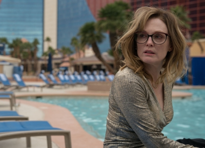 Gloria (Julianne Moore) es una mujer divorciada, m�s cercana a los 60 que a los 50, con dos hijos mayores, cuyas vidas sigue con ternura y atenci�n discreta. Gloria es una mujer normal, que cuida su apariencia y su salud y cultiva sus relaciones y amistades con calidez y sencillez. No teme el encuentro con la soledad; con sus medicamentos en el bur� que consume en un solo aliento, justo antes de quedarse dormida, o las gotas para los ojos que usa a diario porque est� perdiendo la vista lentamente. Pasa sus d�as en la oficina comprometida con su trabajo, pero su esp�ritu libre y aventurero la motiva a, durante las noches, divertirse en las pistas de baile de antros, bares y discotecas de Los �ngeles en busca de una nueva oportunidad para amar. Gloria es una mujer que sabe c�mo luchar con pasi�n y una pizca de locura por ese amor que se siente con derecho de volver a tener sin perder nunca la dignidad y el compromiso. Una de esas noches, conoce a Arnold (John Turturro), un hombre tierno y amable, pero al mismo tiempo fr�gil, indeciso e inseguro de estar a la altura de la valent�a de una mujer como Gloria. Ambos se dan la oportunidad de comenzar una relaci�n amorosa, llena de alegr�a pero tambi�n de complicaciones.  - ENFILME.COM
