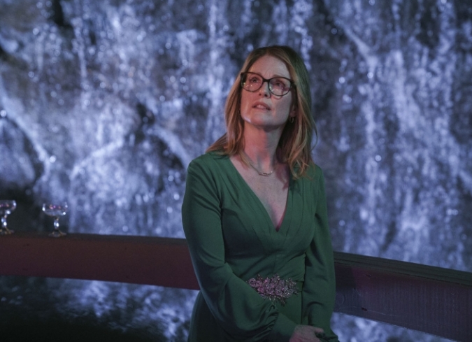 Gloria (Julianne Moore) es una mujer divorciada, m�s cercana a los 60 que a los 50, con dos hijos mayores, cuyas vidas sigue con ternura y atenci�n discreta. Gloria es una mujer normal, que cuida su apariencia y su salud y cultiva sus relaciones y amistades con calidez y sencillez. No teme el encuentro con la soledad; con sus medicamentos en el bur� que consume en un solo aliento, justo antes de quedarse dormida, o las gotas para los ojos que usa a diario porque est� perdiendo la vista lentamente. Pasa sus d�as en la oficina comprometida con su trabajo, pero su esp�ritu libre y aventurero la motiva a, durante las noches, divertirse en las pistas de baile de antros, bares y discotecas de Los �ngeles en busca de una nueva oportunidad para amar. Gloria es una mujer que sabe c�mo luchar con pasi�n y una pizca de locura por ese amor que se siente con derecho de volver a tener sin perder nunca la dignidad y el compromiso. Una de esas noches, conoce a Arnold (John Turturro), un hombre tierno y amable, pero al mismo tiempo fr�gil, indeciso e inseguro de estar a la altura de la valent�a de una mujer como Gloria. Ambos se dan la oportunidad de comenzar una relaci�n amorosa, llena de alegr�a pero tambi�n de complicaciones.  - ENFILME.COM