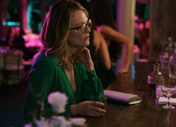 Gloria (Julianne Moore) es una mujer divorciada, m�s cercana a los 60 que a los 50, con dos hijos mayores, cuyas vidas sigue con ternura y atenci�n discreta. Gloria es una mujer normal, que cuida su apariencia y su salud y cultiva sus relaciones y amistades con calidez y sencillez. No teme el encuentro con la soledad; con sus medicamentos en el bur� que consume en un solo aliento, justo antes de quedarse dormida, o las gotas para los ojos que usa a diario porque est� perdiendo la vista lentamente. Pasa sus d�as en la oficina comprometida con su trabajo, pero su esp�ritu libre y aventurero la motiva a, durante las noches, divertirse en las pistas de baile de antros, bares y discotecas de Los �ngeles en busca de una nueva oportunidad para amar. Gloria es una mujer que sabe c�mo luchar con pasi�n y una pizca de locura por ese amor que se siente con derecho de volver a tener sin perder nunca la dignidad y el compromiso. Una de esas noches, conoce a Arnold (John Turturro), un hombre tierno y amable, pero al mismo tiempo fr�gil, indeciso e inseguro de estar a la altura de la valent�a de una mujer como Gloria. Ambos se dan la oportunidad de comenzar una relaci�n amorosa, llena de alegr�a pero tambi�n de complicaciones.  - ENFILME.COM