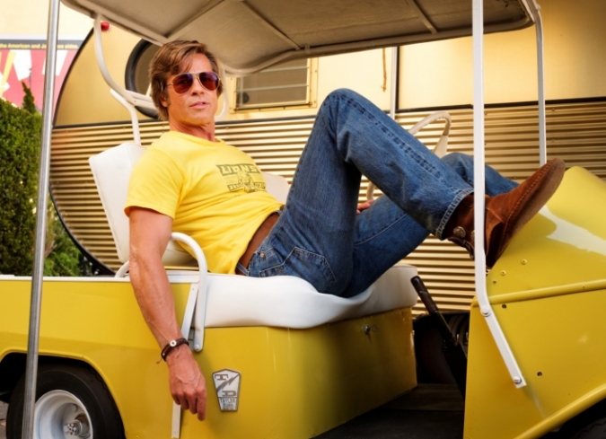 El noveno largometraje de Tarantino es la primera pel�cula en la que el director se sumerge directamente en el alma intensa, ajetreada y brillante -pero tambi�n oscura- del sistema de Hollywood. No es que en sus pel�culas anteriores el tema de la industria cinematogr�fica -o del lugar donde ?los sue�os se cumplen?- no haya sido tratado, pero esta es la primera vez que Tarantino realiza un reconocimiento sistem�tico. Lo hace a su manera; situando el relato en un a�o clave para la historia estadounidense: ese 1969 en el que el movimiento hippie perdi� su inocencia, se ahog� en la sangre de�Sharon Tate�y en su cuerpo torturado, pero tambi�n el a�o en que el �xito de una pel�cula como�Easy Rider�(Dir.�Dennis Hopper) evidenci� que el Nuevo Hollywood no era una broma de un hippie con una c�mara; de hecho, hab�a una nueva generaci�n de cineastas listos para dar su opini�n, dispuestos a desafiar los dictados del sistema.  - ENFILME.COM