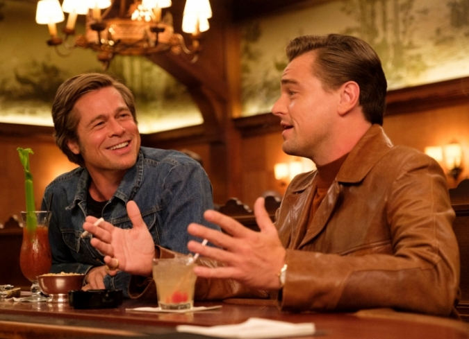 El noveno largometraje de Tarantino es la primera pel�cula en la que el director se sumerge directamente en el alma intensa, ajetreada y brillante -pero tambi�n oscura- del sistema de Hollywood. No es que en sus pel�culas anteriores el tema de la industria cinematogr�fica -o del lugar donde ?los sue�os se cumplen?- no haya sido tratado, pero esta es la primera vez que Tarantino realiza un reconocimiento sistem�tico. Lo hace a su manera; situando el relato en un a�o clave para la historia estadounidense: ese 1969 en el que el movimiento hippie perdi� su inocencia, se ahog� en la sangre de�Sharon Tate�y en su cuerpo torturado, pero tambi�n el a�o en que el �xito de una pel�cula como�Easy Rider�(Dir.�Dennis Hopper) evidenci� que el Nuevo Hollywood no era una broma de un hippie con una c�mara; de hecho, hab�a una nueva generaci�n de cineastas listos para dar su opini�n, dispuestos a desafiar los dictados del sistema.  - ENFILME.COM