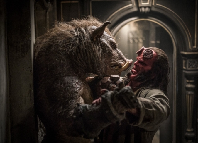 Durante el siglo V, Nimue (Milla Jovovich), una bruja conocida como Reina de la Sangre, se prepara para desatar una plaga mortal en Inglaterra, una que erradicar� a cada alma viviente y dar� origen a una nueva especie de brujas, pero antes de conseguirlo es detenida por el rey Arturo. Merl�n le da instrucciones para que la mate con la espada Excalibur y luego mutile el cuerpo para que sean enterradas las partes por separado. Luego pasamos a la Norteam�rica del siglo XXI, donde el profesor Broom (Ian McShane) le pide a su hijo adoptivo, Hellboy (David Harbour) - el gran demonio de piel roja, con cola y cuernos, que ha aprendido a convivir en el mundo de los humanos- que vaya a Inglaterra y se dirija al Club Osiris, una sociedad secreta dedicada a preservar el conocimiento de la antig�edad. Con la ayuda de la enigm�tica Alice (Sasha Lane) y el comandante Ben Daimio (Daniel Dae Kim), Hellboy emprende una misi�n para detener a Gruagach (Stephen Graham), una criatura que ha encontrado la mayor parte de las partes dispersas del cuerpo de Nimue y est� en busca de un miembro restante. Si logra encontrarlo, Nimue se recuperar� de nuevo y ser� pr�cticamente imparable a medida que acumula sus ej�rcitos y desata su plaga no solo en Inglaterra sino en todo el mundo.  - ENFILME.COM