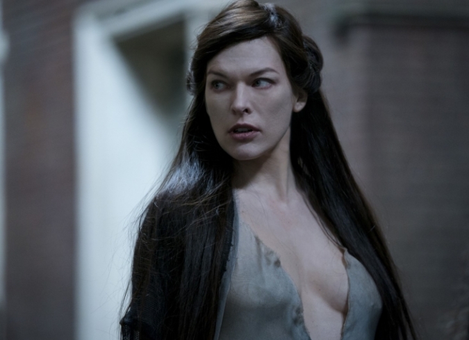 Durante el siglo V, Nimue (Milla Jovovich), una bruja conocida como Reina de la Sangre, se prepara para desatar una plaga mortal en Inglaterra, una que erradicar� a cada alma viviente y dar� origen a una nueva especie de brujas, pero antes de conseguirlo es detenida por el rey Arturo. Merl�n le da instrucciones para que la mate con la espada Excalibur y luego mutile el cuerpo para que sean enterradas las partes por separado. Luego pasamos a la Norteam�rica del siglo XXI, donde el profesor Broom (Ian McShane) le pide a su hijo adoptivo, Hellboy (David Harbour) - el gran demonio de piel roja, con cola y cuernos, que ha aprendido a convivir en el mundo de los humanos- que vaya a Inglaterra y se dirija al Club Osiris, una sociedad secreta dedicada a preservar el conocimiento de la antig�edad. Con la ayuda de la enigm�tica Alice (Sasha Lane) y el comandante Ben Daimio (Daniel Dae Kim), Hellboy emprende una misi�n para detener a Gruagach (Stephen Graham), una criatura que ha encontrado la mayor parte de las partes dispersas del cuerpo de Nimue y est� en busca de un miembro restante. Si logra encontrarlo, Nimue se recuperar� de nuevo y ser� pr�cticamente imparable a medida que acumula sus ej�rcitos y desata su plaga no solo en Inglaterra sino en todo el mundo.  - ENFILME.COM
