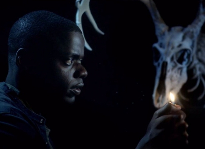 Jordan Peele�incursiona en la direcci�n cinematogr�fica con�una historia que alterna momentos de alta tensi�n pertenecientes al thriller psicol�gico con algunas pinceladas de humor negro y efectivos destellos de gore, logrando que su �pera prima sea una propuesta ingeniosa, provocativa y pol�ticamente incorrecta; una bofetada contra aquellos que presumen su falta de racismo; una angustiante e inquietante pesadilla sobre las tensiones raciales en la era de Donald Trump.  - ENFILME.COM