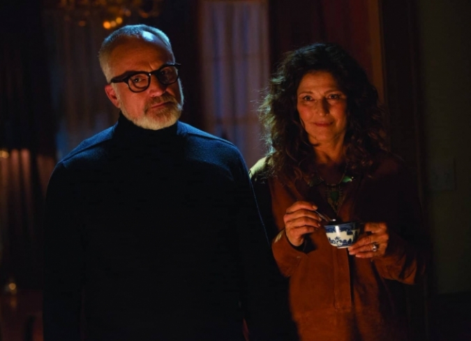 Jordan Peele�incursiona en la direcci�n cinematogr�fica con�una historia que alterna momentos de alta tensi�n pertenecientes al thriller psicol�gico con algunas pinceladas de humor negro y efectivos destellos de gore, logrando que su �pera prima sea una propuesta ingeniosa, provocativa y pol�ticamente incorrecta; una bofetada contra aquellos que presumen su falta de racismo; una angustiante e inquietante pesadilla sobre las tensiones raciales en la era de Donald Trump.  - ENFILME.COM