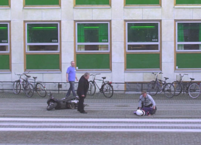 Ganador del Oso de Oro en la Berlinale Shorts 2010, el filme�relata un fallido robo de banco basado en un incidente de la vida real presenciado por el director�Ruben �stlund�en Estocolmo.  - ENFILME.COM