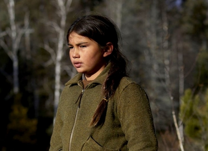 Saul (Sladen Peltier) es un canadiense de las Naciones Originarias que se ve obligado a soportar el racismo vicioso y el maltrato institucional desde la infancia hasta la edad adulta. En un intento desesperado por evitar las Escuelas Residenciales, el peque�o Saul -en compa��a de sus padres, su abuela y su hermano mayor- viaja a un lugar rec�ndito donde los hombres blancos no puedan encontrarlos. Sin embargo, la inevitable tragedia golpea a la familia de Saul en forma de enfermedades, muerte y pobreza, y el ni�o es internado en la escuela residencial St. James. Asfixiado por los maltratos que ah� recibe, Saul descubre el hockey gracias al padre Gaston (Daario Naharis), un sacerdote que es m�s amigable y menos r�gido que los dem�s. Saul practica en secreto cada ma�ana y, a trav�s del deporte, encuentra refugio y esperanza. Los regalos de hockey de Saul lo llevan a ser adoptado por Fred Kelly (Michael Lawrenchuk), gerente de Moose, un equipo de jugadores ind�genas de hockey. Un Saul mayor (ahora interpretado por�Forest Goodluck) desarrolla sus habilidades y su equipo juega contra varios equipos de blancos, donde, como se esperaba, el racismo sigue siendo un obst�culo.  - ENFILME.COM