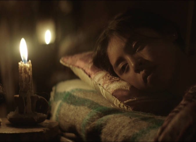 Filmada en la Sierra de los Cuchumatanes, una cordillera que se encuentra en Guatemala,�La casa m�s grande del mundo�(2015) narra las peripecias de Roc�o (Gloria L�pez), una ni�a que, cuando su madre embarazada (Myriam Bravo) comienza a tener contracciones prematuras, debe hacerse cargo del reba�o y conducir a las ovejas a lo largo de las escarpadas monta�as. Aunque es muy joven para asumir tal responsabilidad, Roc�o la ejecuta con entereza y entusiasmo. No obstante, cuando ella tiene que buscar un peque�o cordero que le falta, el resto de los borregos se aleja, y ella debe confrontar sus m�s grandes temores.  - ENFILME.COM