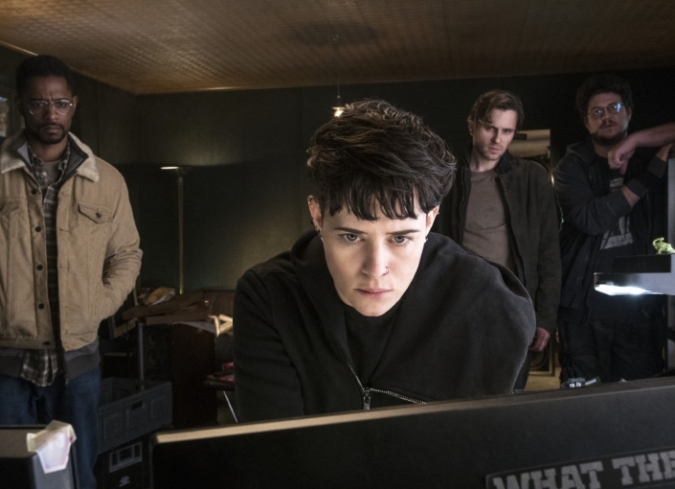 La enigm�tica y solitaria hacker Lisbeth Salander (Claire Foy) tiene una nueva misi�n: robar a los estadounidenses el programa Firefall -creado por el inform�tico Balder (Stephen Merchant)- y eliminarlo. El preciado Firefall -que permite ingresar a una compleja red de vigilancia mundial- tambi�n es el objeto de deseo de ?Las Ara�as?, una temible organizaci�n criminal sueca que mantiene fuertes nexos con la peligrosa mafia rusa. Sin embargo, el programa es totalmente inutilizable sin no se cuenta con la palabra clave para acceder. El �nico que conoce la contrase�a es August (Christopher Convery), hijo de Balder, por lo que secuestrar al peque�o se convierte en la prioridad de uno de los criminales (Claes Bang). Para ayudar a Lisbeth a destruir el programa y, especialmente, proteger al ni�o, est�n el periodista Mikael Blomkvist (Sverrir Gudnason) y un hacker estadounidense (Lakeith Stanfield) que tiene que recuperar Firefall para sus jefes.  - ENFILME.COM