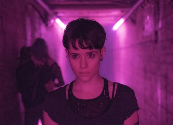 La enigm�tica y solitaria hacker Lisbeth Salander (Claire Foy) tiene una nueva misi�n: robar a los estadounidenses el programa Firefall -creado por el inform�tico Balder (Stephen Merchant)- y eliminarlo. El preciado Firefall -que permite ingresar a una compleja red de vigilancia mundial- tambi�n es el objeto de deseo de ?Las Ara�as?, una temible organizaci�n criminal sueca que mantiene fuertes nexos con la peligrosa mafia rusa. Sin embargo, el programa es totalmente inutilizable sin no se cuenta con la palabra clave para acceder. El �nico que conoce la contrase�a es August (Christopher Convery), hijo de Balder, por lo que secuestrar al peque�o se convierte en la prioridad de uno de los criminales (Claes Bang). Para ayudar a Lisbeth a destruir el programa y, especialmente, proteger al ni�o, est�n el periodista Mikael Blomkvist (Sverrir Gudnason) y un hacker estadounidense (Lakeith Stanfield) que tiene que recuperar Firefall para sus jefes.  - ENFILME.COM
