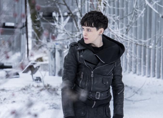 La enigm�tica y solitaria hacker Lisbeth Salander (Claire Foy) tiene una nueva misi�n: robar a los estadounidenses el programa Firefall -creado por el inform�tico Balder (Stephen Merchant)- y eliminarlo. El preciado Firefall -que permite ingresar a una compleja red de vigilancia mundial- tambi�n es el objeto de deseo de ?Las Ara�as?, una temible organizaci�n criminal sueca que mantiene fuertes nexos con la peligrosa mafia rusa. Sin embargo, el programa es totalmente inutilizable sin no se cuenta con la palabra clave para acceder. El �nico que conoce la contrase�a es August (Christopher Convery), hijo de Balder, por lo que secuestrar al peque�o se convierte en la prioridad de uno de los criminales (Claes Bang). Para ayudar a Lisbeth a destruir el programa y, especialmente, proteger al ni�o, est�n el periodista Mikael Blomkvist (Sverrir Gudnason) y un hacker estadounidense (Lakeith Stanfield) que tiene que recuperar Firefall para sus jefes.  - ENFILME.COM