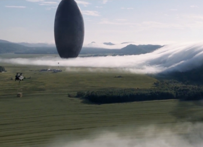 Un elegante, �ntimo y fascinante relato de ciencia ficci�n, donde la interacci�n primaria entre el humano y el alien�gena es comunicativa, no combativa; esto le permite al cineasta canadiense, Denis Villeneuve,�confeccionar una inteligente y melanc�lica reflexi�n sobre el lenguaje, la comunicaci�n, la percepci�n, el tiempo y las relaciones humanas.  - ENFILME.COM