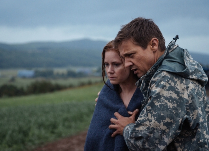 El compositor�island�s,�J�hann J�hannsson,�mezcl� elementos cl�sicos y vanguardistas para acompa�ar la historia de este encuentro entre humanos y alien�genas que busca resaltar los temas de la comunicaci�n, el lenguaje, la percepci�n y la cooperaci�n mutua.  - ENFILME.COM