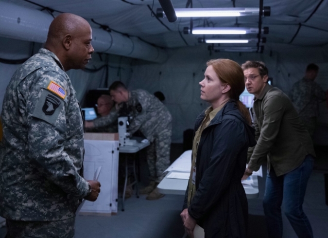 El compositor�island�s,�J�hann J�hannsson,�mezcl� elementos cl�sicos y vanguardistas para acompa�ar la historia de este encuentro entre humanos y alien�genas que busca resaltar los temas de la comunicaci�n, el lenguaje, la percepci�n y la cooperaci�n mutua.  - ENFILME.COM