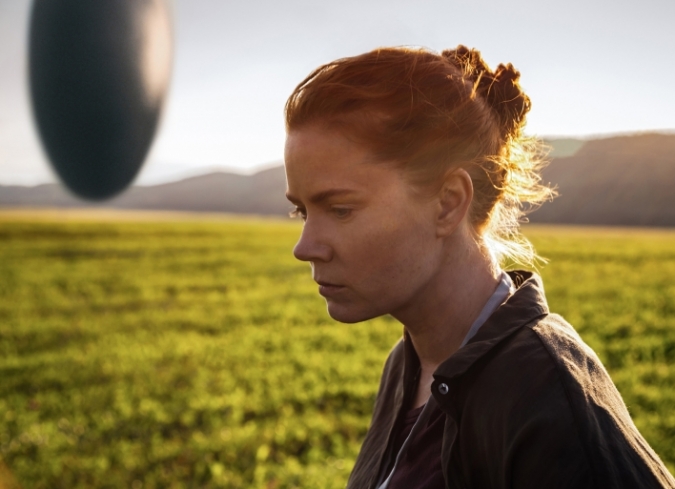 El compositor�island�s,�J�hann J�hannsson,�mezcl� elementos cl�sicos y vanguardistas para acompa�ar la historia de este encuentro entre humanos y alien�genas que busca resaltar los temas de la comunicaci�n, el lenguaje, la percepci�n y la cooperaci�n mutua.  - ENFILME.COM