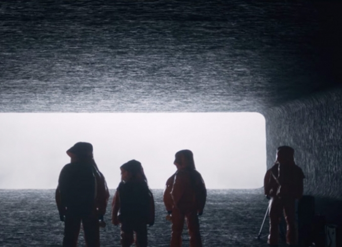 Un elegante, �ntimo y fascinante relato de ciencia ficci�n, donde la interacci�n primaria entre el humano y el alien�gena es comunicativa, no combativa; esto le permite al cineasta canadiense, Denis Villeneuve,�confeccionar una inteligente y melanc�lica reflexi�n sobre el lenguaje, la comunicaci�n, la percepci�n, el tiempo y las relaciones humanas.  - ENFILME.COM