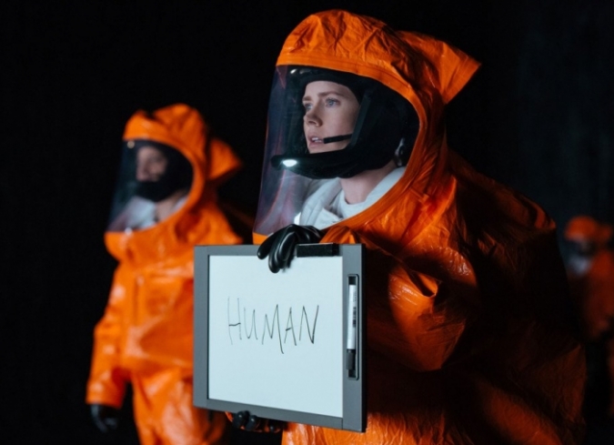 El compositor�island�s,�J�hann J�hannsson,�mezcl� elementos cl�sicos y vanguardistas para acompa�ar la historia de este encuentro entre humanos y alien�genas que busca resaltar los temas de la comunicaci�n, el lenguaje, la percepci�n y la cooperaci�n mutua.  - ENFILME.COM