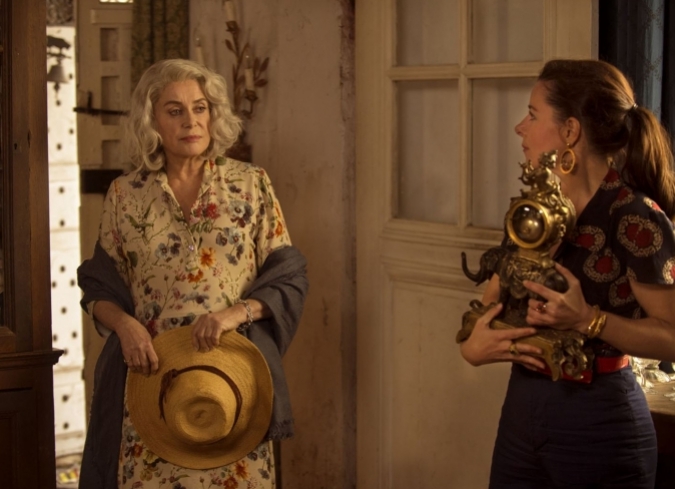 Claire Darling (Catherine Deneuve) despierta durante la noche demasiado agitada. Ha tenido un sue�o y teme saber lo que significa. Recuerda un momento, a�os atr�s donde su peque�a hija le pidi� un reloj de elefante ?que la mujer ten�a en su rec�mara- para poder dormir tranquila mientras ella no estaba. Claire le da a su hija el reloj y le pide que duerma. Ahora, a sus m�s de setenta a�os, la mujer ?por momentos- no logra disociar lo que sucede en la vida real y lo que simplemente habita en su pasado. Despu�s de sufrir aquella pesadilla por la noche, le pide a su vecina que consiga a un grupo de j�venes que le ayuden a sacar algunas cosas de la mansi�n para realizar una venta de garaje. Martine (Laure Calamy), una antigua amiga de la familia se entera de lo que ocurre y llama a Marie (Chiara Mastroianni), la hija de Claire, para contarle lo que su madre est� haciendo. La relaci�n entre madre e hija se volvi� distante despu�s de que Martin (Simon Thomas), su hermano, muriera en un accidente y su padre, Claude (Olivier Rabourdin) sufriera un infarto. En una casa llena de aut�matas y peque�os objetos que la madre reuni� con el paso de los a�os, los recuerdos van obligando a aquellas mujeres que perdieron a su familia a reencontrarse con ellas mismas y aceptar el duelo del que parece que han huido por a�os.  - ENFILME.COM