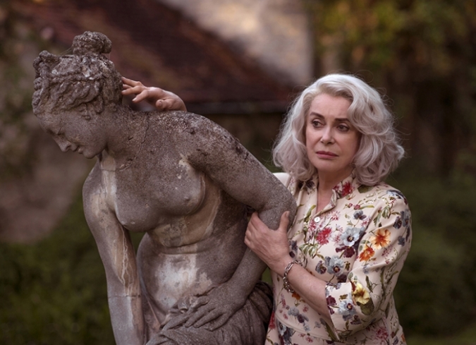 Claire Darling (Catherine Deneuve) despierta durante la noche demasiado agitada. Ha tenido un sue�o y teme saber lo que significa. Recuerda un momento, a�os atr�s donde su peque�a hija le pidi� un reloj de elefante ?que la mujer ten�a en su rec�mara- para poder dormir tranquila mientras ella no estaba. Claire le da a su hija el reloj y le pide que duerma. Ahora, a sus m�s de setenta a�os, la mujer ?por momentos- no logra disociar lo que sucede en la vida real y lo que simplemente habita en su pasado. Despu�s de sufrir aquella pesadilla por la noche, le pide a su vecina que consiga a un grupo de j�venes que le ayuden a sacar algunas cosas de la mansi�n para realizar una venta de garaje. Martine (Laure Calamy), una antigua amiga de la familia se entera de lo que ocurre y llama a Marie (Chiara Mastroianni), la hija de Claire, para contarle lo que su madre est� haciendo. La relaci�n entre madre e hija se volvi� distante despu�s de que Martin (Simon Thomas), su hermano, muriera en un accidente y su padre, Claude (Olivier Rabourdin) sufriera un infarto. En una casa llena de aut�matas y peque�os objetos que la madre reuni� con el paso de los a�os, los recuerdos van obligando a aquellas mujeres que perdieron a su familia a reencontrarse con ellas mismas y aceptar el duelo del que parece que han huido por a�os.  - ENFILME.COM