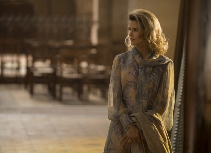 Claire Darling (Catherine Deneuve) despierta durante la noche demasiado agitada. Ha tenido un sue�o y teme saber lo que significa. Recuerda un momento, a�os atr�s donde su peque�a hija le pidi� un reloj de elefante ?que la mujer ten�a en su rec�mara- para poder dormir tranquila mientras ella no estaba. Claire le da a su hija el reloj y le pide que duerma. Ahora, a sus m�s de setenta a�os, la mujer ?por momentos- no logra disociar lo que sucede en la vida real y lo que simplemente habita en su pasado. Despu�s de sufrir aquella pesadilla por la noche, le pide a su vecina que consiga a un grupo de j�venes que le ayuden a sacar algunas cosas de la mansi�n para realizar una venta de garaje. Martine (Laure Calamy), una antigua amiga de la familia se entera de lo que ocurre y llama a Marie (Chiara Mastroianni), la hija de Claire, para contarle lo que su madre est� haciendo. La relaci�n entre madre e hija se volvi� distante despu�s de que Martin (Simon Thomas), su hermano, muriera en un accidente y su padre, Claude (Olivier Rabourdin) sufriera un infarto. En una casa llena de aut�matas y peque�os objetos que la madre reuni� con el paso de los a�os, los recuerdos van obligando a aquellas mujeres que perdieron a su familia a reencontrarse con ellas mismas y aceptar el duelo del que parece que han huido por a�os.  - ENFILME.COM
