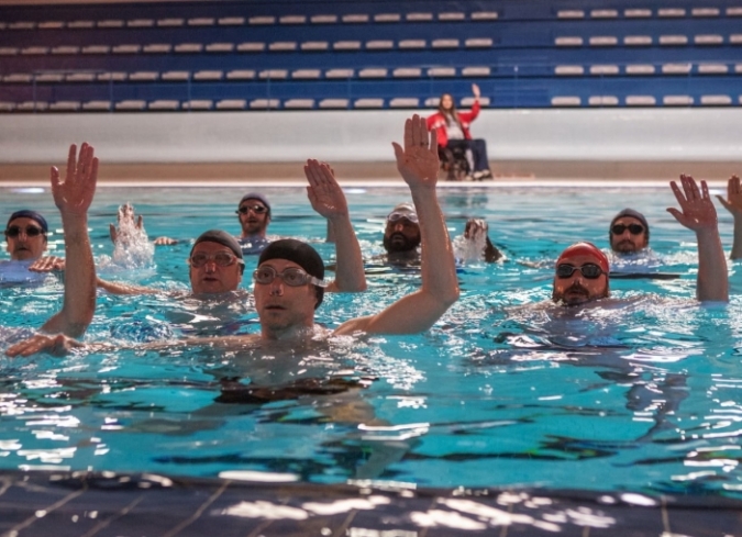 Hombres al agua (Le Grand Bain, 2018), pel�cula dirigida por Gilles Lellouche, narra la odisea de un peculiar grupo de hombres cabizbajos y desanimados -casi todos alrededor de los 40 a�os- que se encuentran en plena crisis de edad y desconformes con la vida que han tenido. Cuando por azares del destino forman el primer equipo franc�s de nataci�n sincronizada masculina a pesar de su poco conocimiento y dominio del deporte, comienzan a desafiar los prejuicios y estereotipos de la sociedad y de sus propias familias, por lo que se inicia una ins�lita aventura en b�squeda de la redenci�n personal, explorando la importancia de las peque�as victorias en la vida, el trabajo en equipo y las ilusiones.  - ENFILME.COM