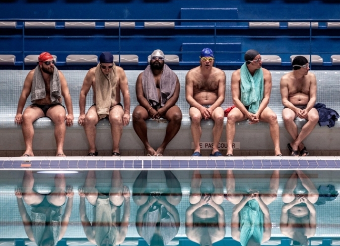 Hombres al agua (Le Grand Bain, 2018), pel�cula dirigida por Gilles Lellouche, narra la odisea de un peculiar grupo de hombres cabizbajos y desanimados -casi todos alrededor de los 40 a�os- que se encuentran en plena crisis de edad y desconformes con la vida que han tenido. Cuando por azares del destino forman el primer equipo franc�s de nataci�n sincronizada masculina a pesar de su poco conocimiento y dominio del deporte, comienzan a desafiar los prejuicios y estereotipos de la sociedad y de sus propias familias, por lo que se inicia una ins�lita aventura en b�squeda de la redenci�n personal, explorando la importancia de las peque�as victorias en la vida, el trabajo en equipo y las ilusiones.  - ENFILME.COM