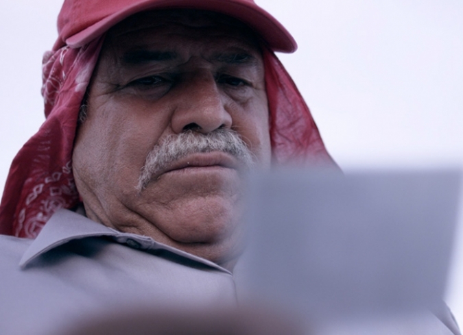 Despu�s de su documental�Purgatorio: Viaje al coraz�n de la frontera��(2013), el realizador mexicano,�Rodrigo Reyes, vuelve a explorar el tema de la migraci�n desde la perspectiva del envejecimiento, la enfermedad y la cercan�a de la muerte. El intenso deseo de volver a casa anula cualquier tipo de afecto que Lupe pudiera llegar a sentir por California; �l es un tipo callado y reservado, pero esta cualidad es llevada al extremo al grado de no responder, incluso cuando es interpelado directamente.  - ENFILME.COM