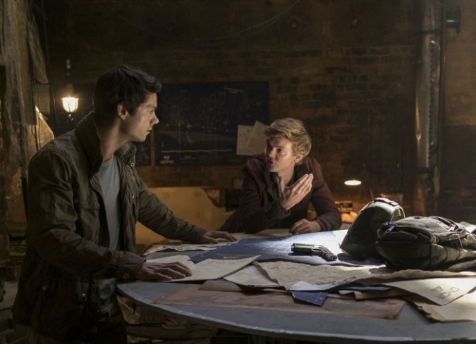 En la tercera y �ltima entrega de la saga�Maze Runner, seguimos de cerca a Thomas (Dylan O?Brian), quien, acompa�ado por los amigos que hiciera en�El Laberinto�(Newt, Fripan) y luego de salir de �l (Brenda, Jorge y Vince), se introduce en la �nica ciudad erguida del mundo para salvar a Minho (Ki Hong Lee), v�ctima de los experimentos crueles que realiza W.C.K.D. (organizaci�n encargada de encontrar la cura al virus que ha arrasado con la humanidad) y averiguar por qu� es inmune. No obstante, lo que parec�a ser una misi�n de rescate, se ve afectada por los conflictos sociales de una rebeli�n latente en las orillas de la ciudad, adem�s de complicarse por el encuentro con personajes del pasado de Thomas.  - ENFILME.COM