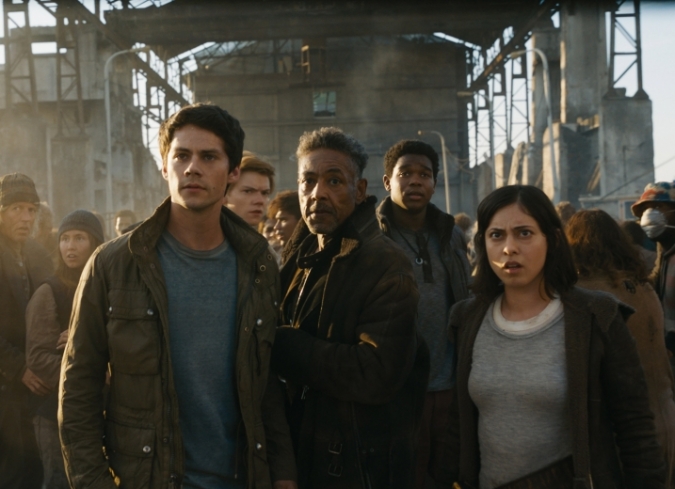 En la tercera y �ltima entrega de la saga�Maze Runner, seguimos de cerca a Thomas (Dylan O?Brian), quien, acompa�ado por los amigos que hiciera en�El Laberinto�(Newt, Fripan) y luego de salir de �l (Brenda, Jorge y Vince), se introduce en la �nica ciudad erguida del mundo para salvar a Minho (Ki Hong Lee), v�ctima de los experimentos crueles que realiza W.C.K.D. (organizaci�n encargada de encontrar la cura al virus que ha arrasado con la humanidad) y averiguar por qu� es inmune. No obstante, lo que parec�a ser una misi�n de rescate, se ve afectada por los conflictos sociales de una rebeli�n latente en las orillas de la ciudad, adem�s de complicarse por el encuentro con personajes del pasado de Thomas.  - ENFILME.COM