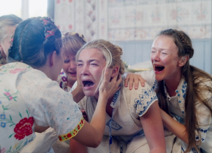 Christian (Jack Reynor) y Dani (Florence Pugh) conforman una joven pareja estadounidense que est� atravesando una situaci�n complicada debido a la falta de comunicaci�n; �l lleva varios meses deseando poner a fin a la relaci�n, pero no quiere ser quien termine las cosas, mientras que ella continuamente encuentra nuevas formas de culparse por el comportamiento distante de su novio. Despu�s de que Dani se entera de un terrible suceso vinculado a su hermana bipolar, Christian, no tan convencido, decide invitarla al viaje que realizar�a s�lo con sus amigos varones Mark (Will Poulter), Josh (William Jackson Harper) y Pelle (Vilhelm Blomgren) para visitar la aldea natal de este �ltimo en Suecia y asistir a un festival que se celebra cada 90 a�os para darle la bienvenida al verano. Y aunque el evento parece un poco peculiar, incluso ingenuo e inofensivo al principio, Dani, Christian y los dem�s pronto descubren cu�n violenta y perturbadora es realmente esta celebraci�n.  - ENFILME.COM