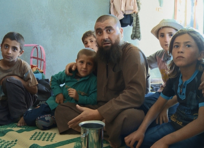 Despu�s de arriesgar su vida en la realizaci�n del documental�Return to Homs�(2013) -que narra la radicalizaci�n de Basit Sarout, un insurgente pacifista convertido en rebelde-, el cineasta sirio con residencia en Berl�n,�Talal Derki, decide regresar a Idlib, en su tierra natal, haci�ndose pasar como un fot�grafo de guerra simpatizante de la causa yihadista salaf�, para integrarse con una familia radicalizada durante dos a�os y registrar sus din�micas, en particular a los ni�os, a medida que avanzan en sus vidas.  - ENFILME.COM