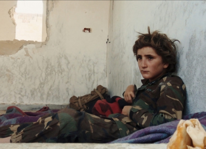 Despu�s de arriesgar su vida en la realizaci�n del documental�Return to Homs�(2013) -que narra la radicalizaci�n de Basit Sarout, un insurgente pacifista convertido en rebelde-, el cineasta sirio con residencia en Berl�n,�Talal Derki, decide regresar a Idlib, en su tierra natal, haci�ndose pasar como un fot�grafo de guerra simpatizante de la causa yihadista salaf�, para integrarse con una familia radicalizada durante dos a�os y registrar sus din�micas, en particular a los ni�os, a medida que avanzan en sus vidas.  - ENFILME.COM