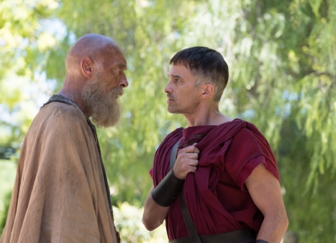 Pablo, ap�stol de Cristo�(Paul, Apostle of Christ, 2018)�se sit�a en la Roma del emperador Ner�n, tras el incendio de la ciudad y el inicio de la persecuci�n de los cristianos. Lucas (Jim Caviezel), un doctor que vive en una comunidad de refugiados, logra infiltrarse en la prisi�n donde el ap�stol Pablo (James Faulkner) vive sus �ltimos d�as. Tras algunas conversaciones con el ap�stol, Lucas decide escribir cada ense�anza de Pablo para que su palabra se difunda en todas las regiones donde se ejerce clandestinamente el cristianismo, pero es encontrado por los guardias de la prisi�n. El prefecto del lugar es Mauritius (Olivier Martinez), un hombre que no est� de acuerdo con la pol�tica de Ner�n, pero acata las leyes romanas que se le inculcaron desde ni�o. Cuando la hija del oficial se enferma ?y ning�n doctor romano puede lograr sanarla-, acude a Pablo en busca de confort espiritual, lo que logra crear en el soldado cierta simpat�a y aprecio por el condenado.  - ENFILME.COM