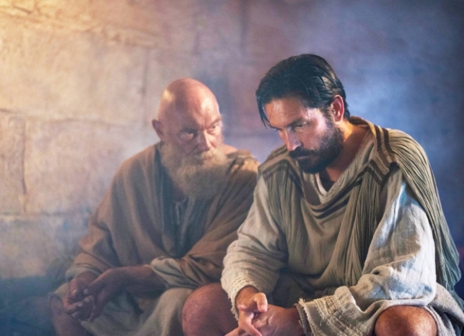 Pablo, ap�stol de Cristo�(Paul, Apostle of Christ, 2018)�se sit�a en la Roma del emperador Ner�n, tras el incendio de la ciudad y el inicio de la persecuci�n de los cristianos. Lucas (Jim Caviezel), un doctor que vive en una comunidad de refugiados, logra infiltrarse en la prisi�n donde el ap�stol Pablo (James Faulkner) vive sus �ltimos d�as. Tras algunas conversaciones con el ap�stol, Lucas decide escribir cada ense�anza de Pablo para que su palabra se difunda en todas las regiones donde se ejerce clandestinamente el cristianismo, pero es encontrado por los guardias de la prisi�n. El prefecto del lugar es Mauritius (Olivier Martinez), un hombre que no est� de acuerdo con la pol�tica de Ner�n, pero acata las leyes romanas que se le inculcaron desde ni�o. Cuando la hija del oficial se enferma ?y ning�n doctor romano puede lograr sanarla-, acude a Pablo en busca de confort espiritual, lo que logra crear en el soldado cierta simpat�a y aprecio por el condenado.  - ENFILME.COM