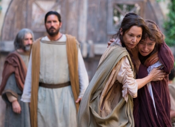 Pablo, ap�stol de Cristo�(Paul, Apostle of Christ, 2018)�se sit�a en la Roma del emperador Ner�n, tras el incendio de la ciudad y el inicio de la persecuci�n de los cristianos. Lucas (Jim Caviezel), un doctor que vive en una comunidad de refugiados, logra infiltrarse en la prisi�n donde el ap�stol Pablo (James Faulkner) vive sus �ltimos d�as. Tras algunas conversaciones con el ap�stol, Lucas decide escribir cada ense�anza de Pablo para que su palabra se difunda en todas las regiones donde se ejerce clandestinamente el cristianismo, pero es encontrado por los guardias de la prisi�n. El prefecto del lugar es Mauritius (Olivier Martinez), un hombre que no est� de acuerdo con la pol�tica de Ner�n, pero acata las leyes romanas que se le inculcaron desde ni�o. Cuando la hija del oficial se enferma ?y ning�n doctor romano puede lograr sanarla-, acude a Pablo en busca de confort espiritual, lo que logra crear en el soldado cierta simpat�a y aprecio por el condenado.  - ENFILME.COM