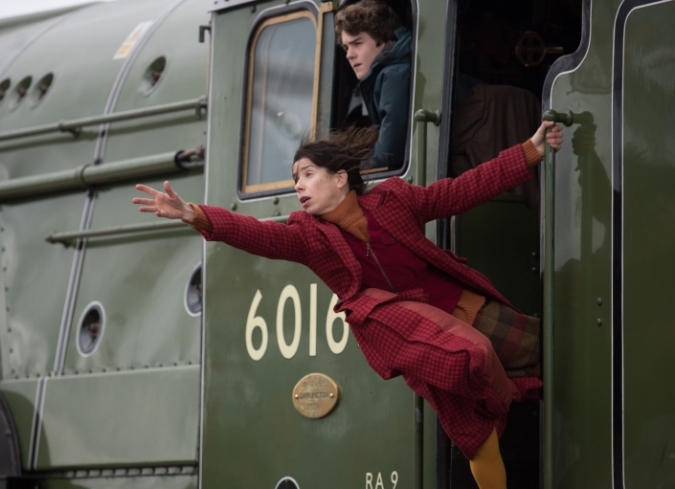 Ahora como habitante londinense que vive en Windsor Gardens n�mero 32, Paddington (voz de�Ben Whishaw) -el oso nacido en Per� y educado en Inglaterra- est� ansioso por adquirir un regalo especial para el cumplea�os de su t�a Lucy (Imelda Staunton). Con la ayuda de su amigo Samuel (Jim Broadbent), el peque�o y tierno oso encuentra un viejo libro que explora los viejos monumentos de Londres. El preciado objeto, al ser muy costoso, obliga a Paddington a encontrar un trabajo para ahorrar el dinero suficiente y comprarlo. �l es respaldado por la noble y bondadosa familia Brown, conformada por Henry (High Bonneville), Mary (Sally Hawkins), Judy (Madeleine Harris) y Jonathan (Samuel Joslin). Sin embargo, Phoenix (Hugh Grant), un antiguo tit�n del escenario que ahora hace comerciales de comida para perros, tambi�n est� interesado en el libro debido a una antigua leyenda que lo rodea. El hombre recurre a sus poderes de disfraz para robar el libro, haci�ndole creer a la comunidad que Paddington es el culpable. Enviado a prisi�n, el oso intenta encajar con los criminales, al mismo tiempo que anhela que los Brown no se olviden de �l y lo ayuden a salir de la c�rcel. Mientras tanto, Phoenix comienza a usar el libro para hallar el c�digo especial que conduce a una fortuna oculta.  - ENFILME.COM