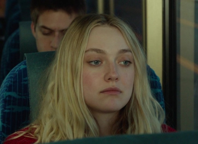 Wendy (Dakota Fanning) es una joven que vive en un hogar para personas que presentan alg�n desorden del espectro autista. Uno de los v�nculos m�s fuertes que la protagonista mantiene en el hogar es con Scottie (Toni Collette), una psic�loga que busca mejorar las habilidades sociales y emp�ticas de la chica. Wendy conserva una r�gida rutina que debe cumplir d�a a d�a, pero su momento m�s feliz es a las seis de la tarde, hora en que puede ver su programa televisivo favorito:�Star Trek. El show de ciencia ficci�n est� en b�squeda de nuevos guiones, por lo que Wendy pasa la mayor parte de su tiempo libre escribiendo una historia para ganar un premio que la ayude a salvar su hogar de la infancia. En la casa, donde Wendy vivi� los primeros a�os de su vida, a�n vive Audrey (Alice Eve), su hermana, quien, debido a la muerte de su madre y al nacimiento de su hija, llevo a la joven autista a la instituci�n donde habita. Durante una de las visitas que Audrey hace a su hermana, Wendy le revela su plan para ganar el concurso y poder regresar con ella. Ante la negativa de la hermana, la joven tiene una crisis y olvida llevar su guion al correo. Con tan s�lo tres d�as para enviar su trabajo a la televisora ?siendo uno el domingo y el lunes un d�a de asueto nacional- Wendy sale de su vida rutinaria para conseguir llevar de San Francisco a Los �ngeles su texto ?The Many and the Few? (Los muchos y los pocos).  - ENFILME.COM