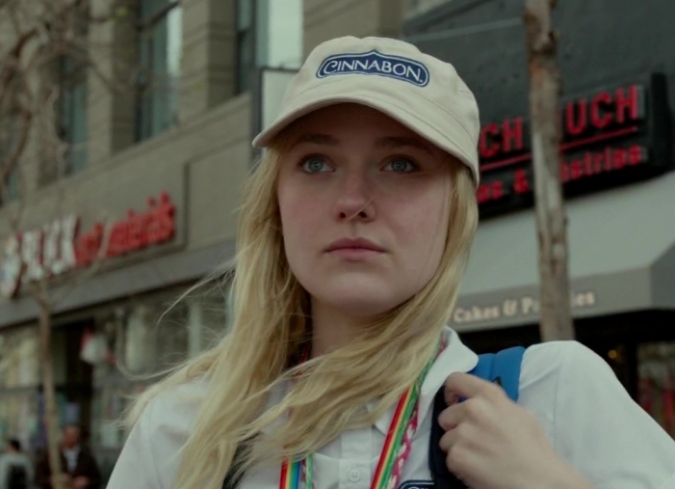 Wendy (Dakota Fanning) es una joven que vive en un hogar para personas que presentan alg�n desorden del espectro autista. Uno de los v�nculos m�s fuertes que la protagonista mantiene en el hogar es con Scottie (Toni Collette), una psic�loga que busca mejorar las habilidades sociales y emp�ticas de la chica. Wendy conserva una r�gida rutina que debe cumplir d�a a d�a, pero su momento m�s feliz es a las seis de la tarde, hora en que puede ver su programa televisivo favorito:�Star Trek. El show de ciencia ficci�n est� en b�squeda de nuevos guiones, por lo que Wendy pasa la mayor parte de su tiempo libre escribiendo una historia para ganar un premio que la ayude a salvar su hogar de la infancia. En la casa, donde Wendy vivi� los primeros a�os de su vida, a�n vive Audrey (Alice Eve), su hermana, quien, debido a la muerte de su madre y al nacimiento de su hija, llevo a la joven autista a la instituci�n donde habita. Durante una de las visitas que Audrey hace a su hermana, Wendy le revela su plan para ganar el concurso y poder regresar con ella. Ante la negativa de la hermana, la joven tiene una crisis y olvida llevar su guion al correo. Con tan s�lo tres d�as para enviar su trabajo a la televisora ?siendo uno el domingo y el lunes un d�a de asueto nacional- Wendy sale de su vida rutinaria para conseguir llevar de San Francisco a Los �ngeles su texto ?The Many and the Few? (Los muchos y los pocos).  - ENFILME.COM