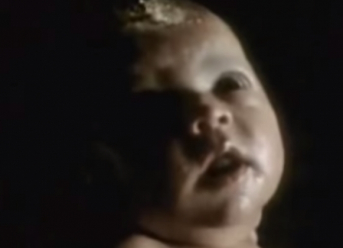 La premisa del corto, tan sugerente como extra�a, da pie a una historia de ciencia-ficci�n claustrof�bica y colmada de suspense en la que prevalece el recuerdo idealizado de un hogar arrebatado.  - ENFILME.COM