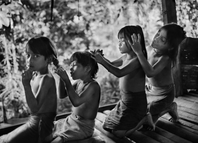 Rese�a: La sal de la Tierra es en realidad una misma historia narrada a tres voces (la de Wenders, la de Ribeiro, la de Salgado y su fotograf�a) y, por lo tanto, tres historias distintas cooperando al un�sono para una misma mitolog�a: Sebasti�o Salgado.  - ENFILME.COM